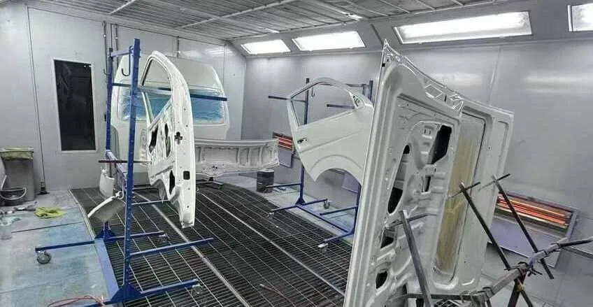 吉田モータース 板金・塗装 作業風景